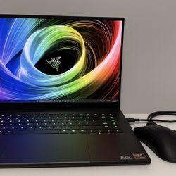 Razer Blade 16 RTX 5090 | 64GB RAM | 4TB SSD | 240Hz OLED | + Mouse, Controller & Case 