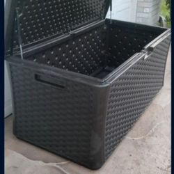 Beautiful 😍 Strong XL Sturdy Suncast Wicker Resin Storage Lock Box Bin Cheat Trunk Pool Deck Balcony Boat Garage Dock Yard Lawn Equipment Garden Toy 