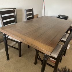 Dining Room Table & Chairs