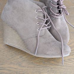 Arizona Jean Company brown lace-up ankle boots. 