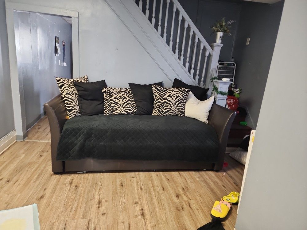 Daybed With Twin And 2 End Glass Table