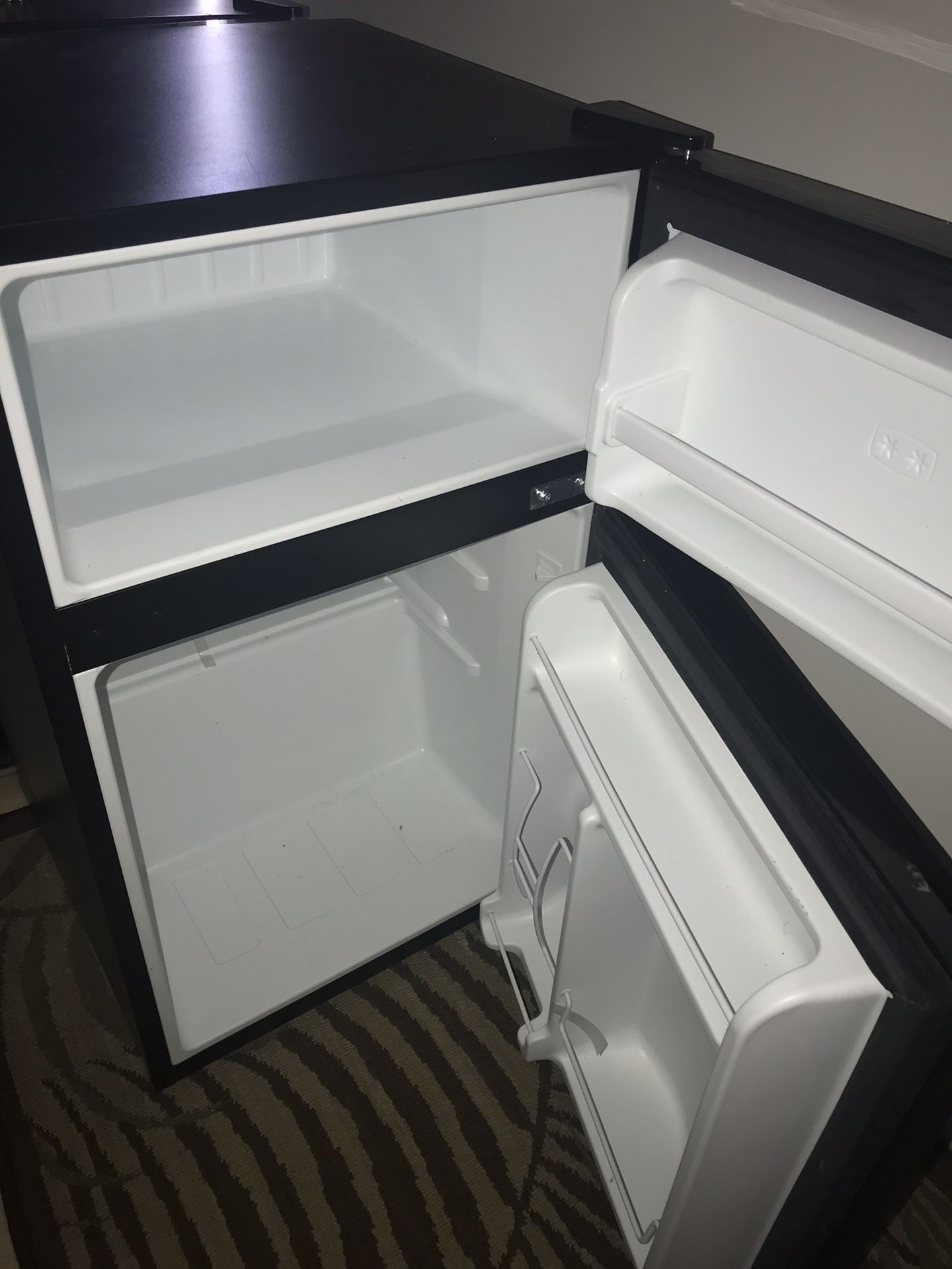 Galanz dorm/mini refrigerator with freezer