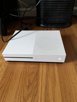 Xbox one S 1tb 2 Controllers (Read Description)