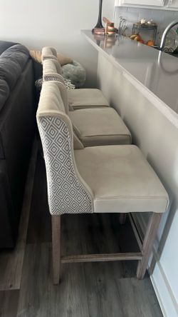 Three bar stools in good condition  26”