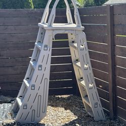 Pool ladder