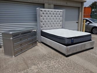 Queen 👑 size bed frame with mattre