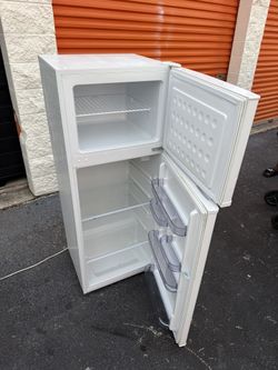 RCA RFR741 7.5 Cu. ft. Top Freezer Refrigerator - White