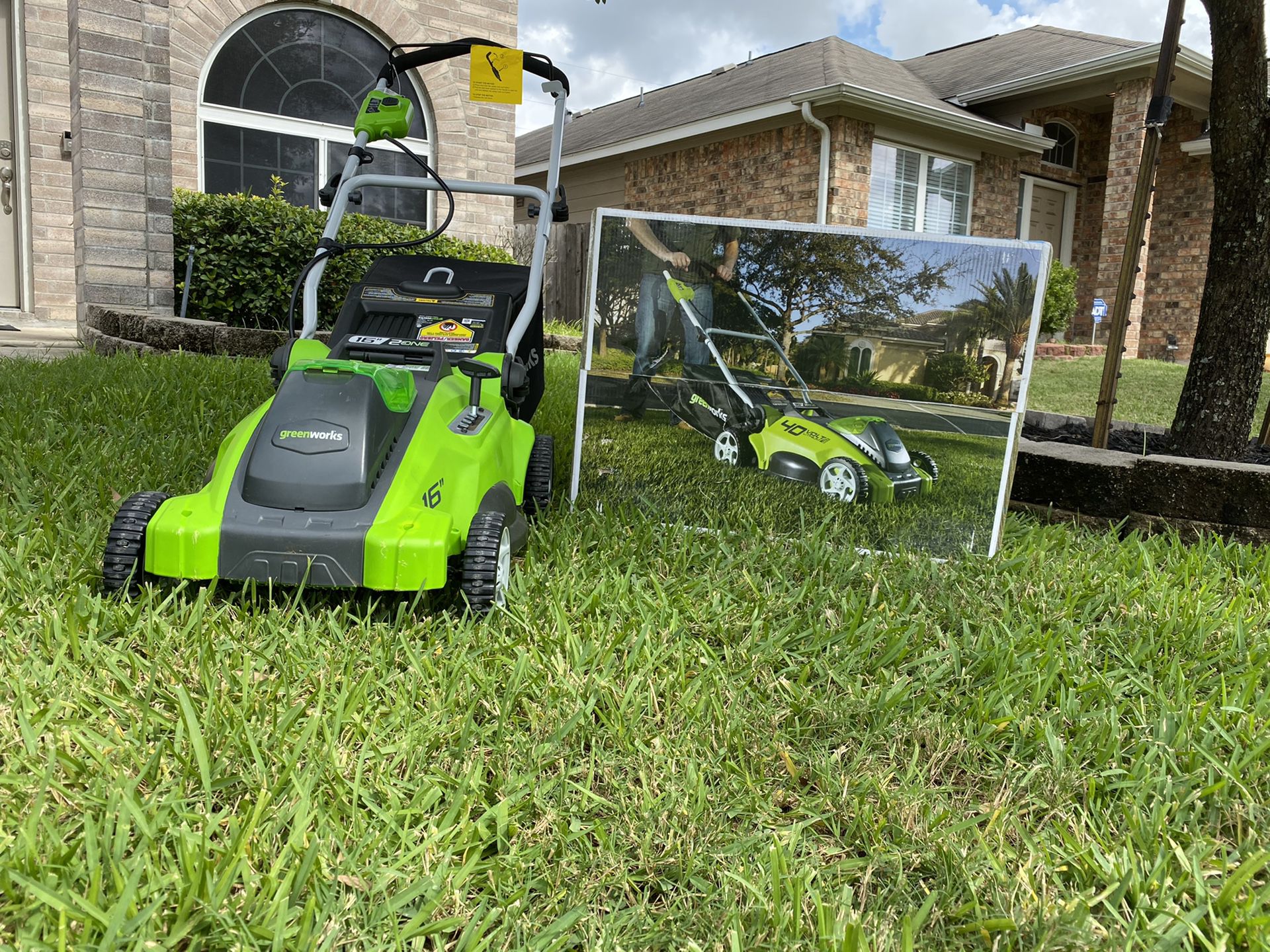 Like new Greenworks 16-Inch 40V Cordless Lawn Mower, come with Battery, price nego