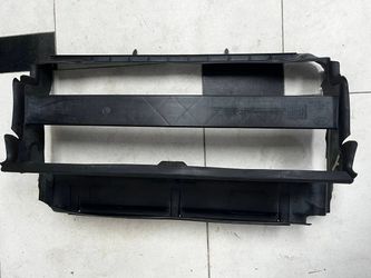 LAND ROVER LR4 RADIATOR CORE LOWER AIR DEFLECTOR GUIDE OEM 2010 - 2016