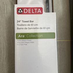 Delta ARA Collection Towel Bar