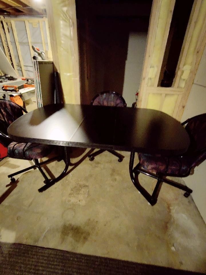 Kitchen Table With 4 Rolling Chairs