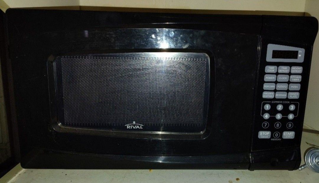 RIVAL MICROWAVE * CLEAN WORKS WELL