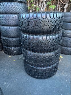 Tengo 4  llantas en buenas condiciones marca TBBTIRES 33x12.50R17 instaladas y balanceadas por el mismo precio $320