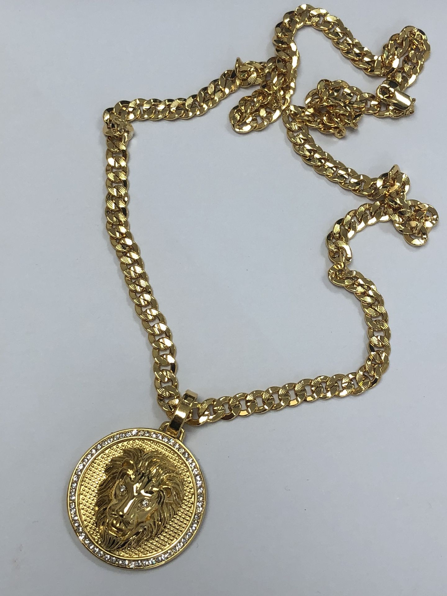 30” long (available in 24”28”30”) gold Cuban necklace and stainless steel Cz stones bezel Lion 🦁 head pendant top quality guarantee 💯💯💯