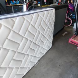 Twin Mattrss And Box Spring