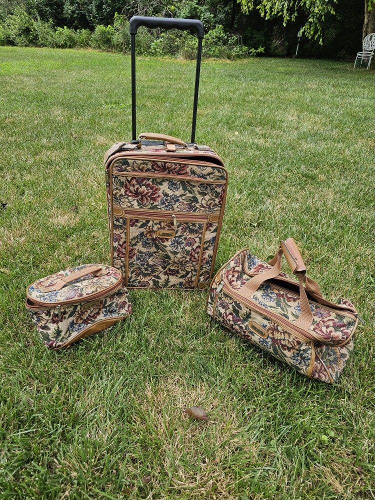 $35.00 - Vtg TRAVELERS CLUB Euro Carry-on 3pc Luggage Set, Floral Tapestry! Set Includes 20" Rollling Luggage + Duffle Bag + Miscellaneous Bag!