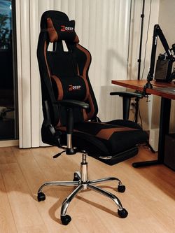 Ergonomic Gaming Chair with footrest – Like New