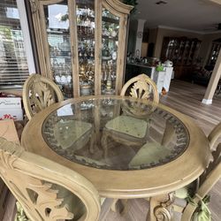 Elegant Dinkng Table & China Cabinet