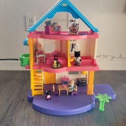 Doll House  Two Floor Fisher Price In  GreatCondition.