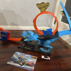 Hot Wheels City Big Dinosaur, T-Rex Loop Stunt and Race Playset