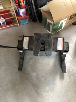 Fifth wheel trailer attachment