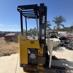 Yale NR035 3500 lb Electric Narrow Aisle Reach Truck 24V Triplex Mast - Runs