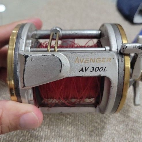 okuma av300l reel Avenger Spinning The curved handle at the bottom allows for comfortable use Okuma AV-1000a Avenger Spinning Reel