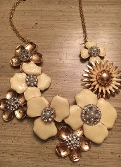 Cream color flower necklace