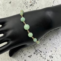 Vintage style green jadeite jade bead bracelet