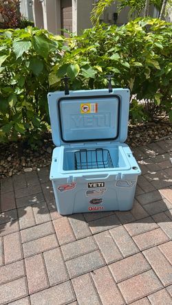 YETI Tundra Hard Cooler Light Blue