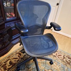 Herman Miller Aeron Size B Chair Fully Loaded With Adjustable Arm And Lumbar Support with dark green mesh excellent condition.