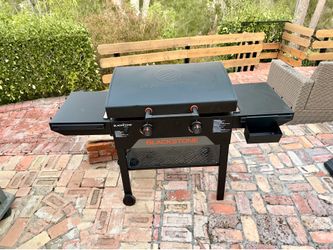 2 burner Blackstone grill classic - great condition