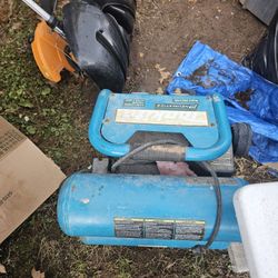 MAKITA 4.2 Gal. 2.5 HP Portable Electrical 2-Stack Air Compressor, excellent  condition with hose