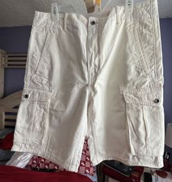 NEW Sz 34 Levy’s White Cargo Shorts Men’s. SALE $30 👏🏻