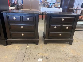 2 Nightstands/