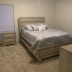 Sofía Vergara 3‑Piece Queen Bedroom Set – Modern, Stylish & Like New