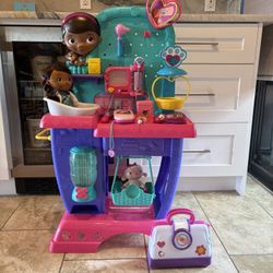 Doc McStuffins Pet Vet Checkup Center