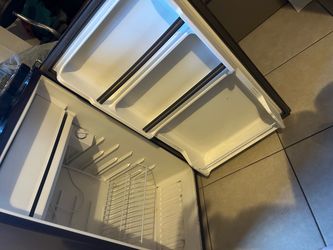Sanyo mini-fridge with freezer