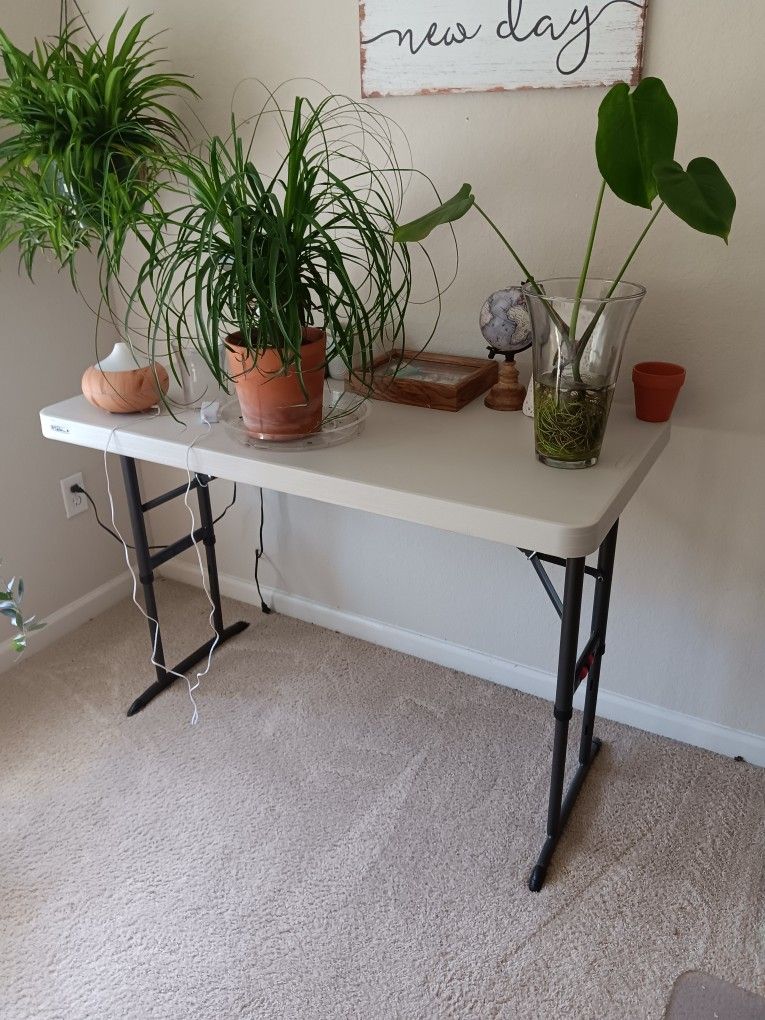 Folding table with adjustable height I Have 2