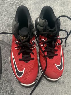 I'm selling tennis shoes in good condition at a great price.