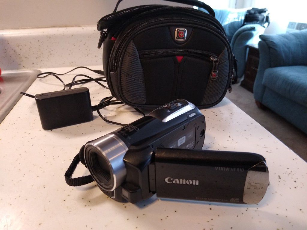 Canon vixia hfr 10 HD camcorder w bag