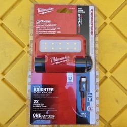 Milwaukee
550 Lumens LED REDLITHIUM USB Pivoting Flood Light