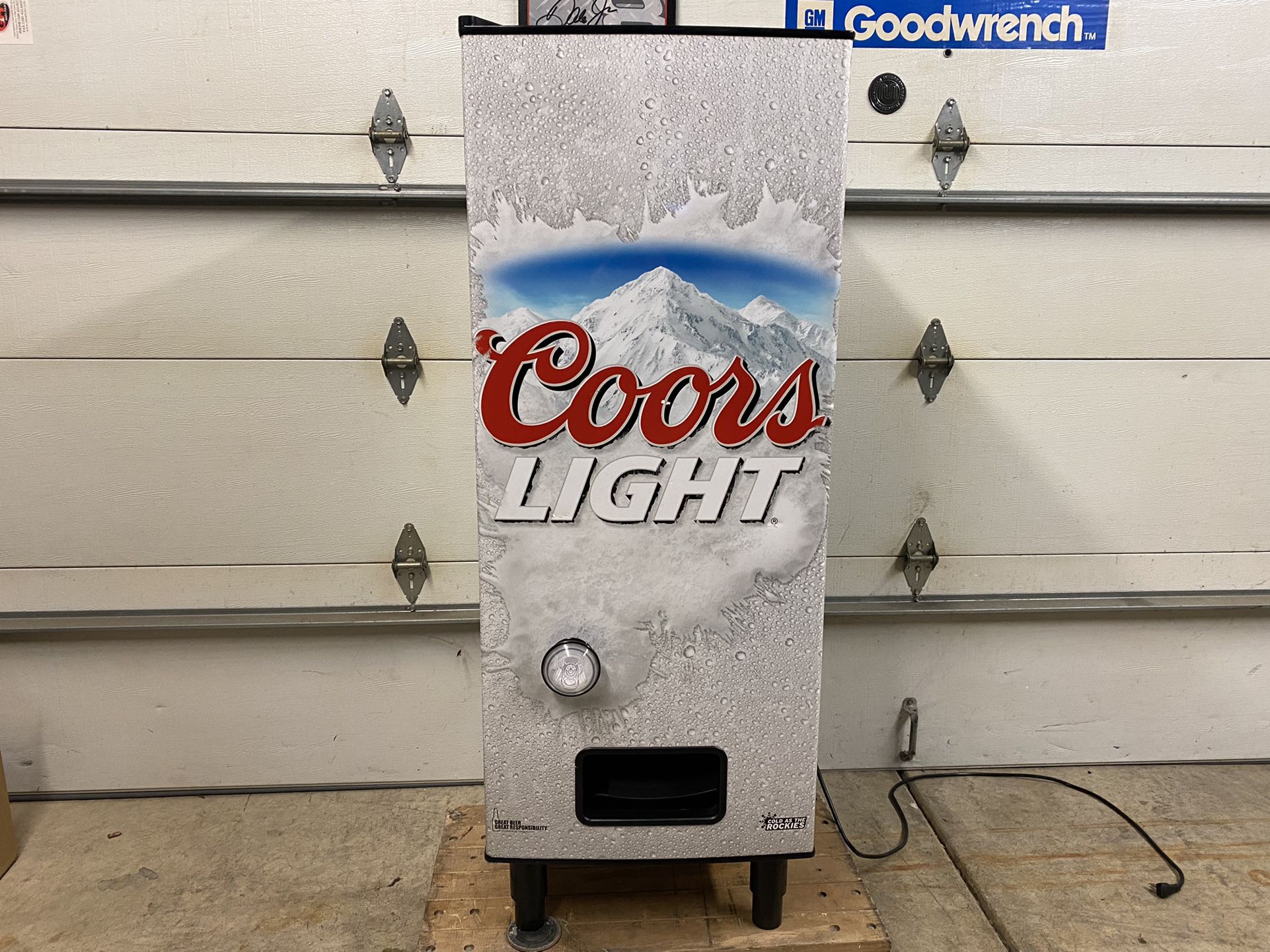 *RARE* Coors Light Refresherator 12oz can dispenser mini fridge, holds 48 cans!!
