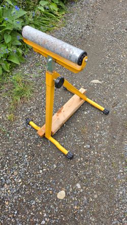 Adjustable shop lumber roller