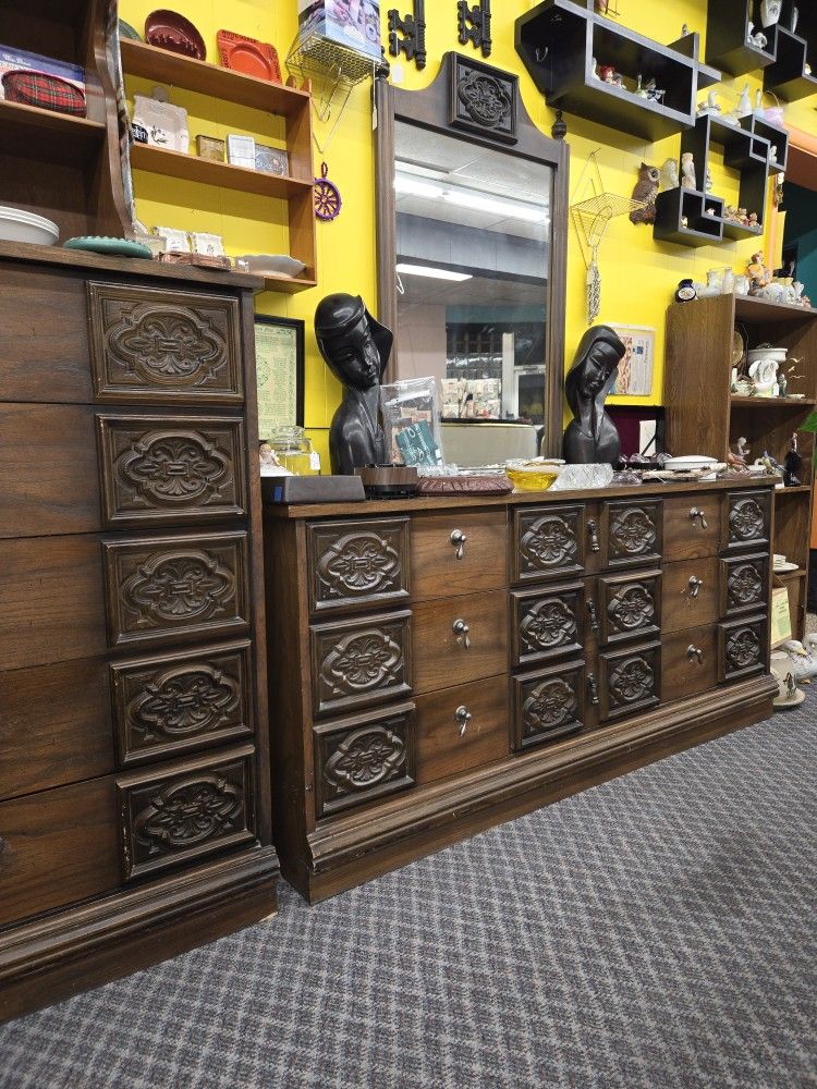 Beautiful Wood Details 2pc Dresser Set With Mirror