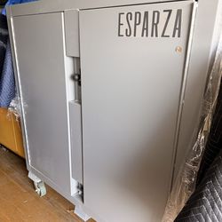 Knack Jobsite cabinet, with KL Lock system. In Heavy Duty Castors, painted gray , like new, items inside not included .