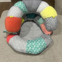 Infantino Baby seat and tummy time