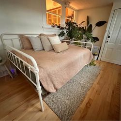 Full Daybed w/Trundle & Full Mattress