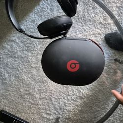 Beats By Dre Wirless Headphones. 