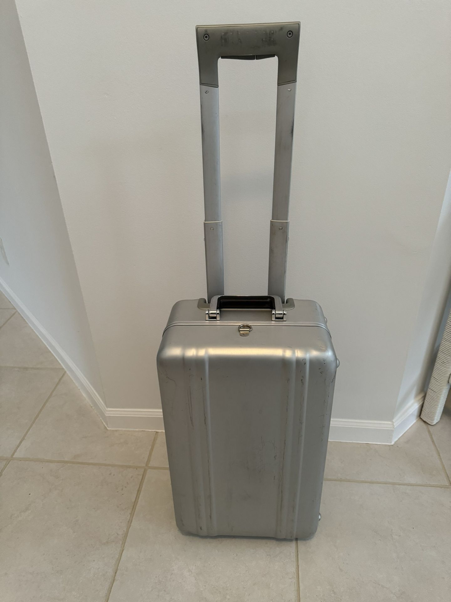 Zero Halliburton Suitcase Luggage 21”